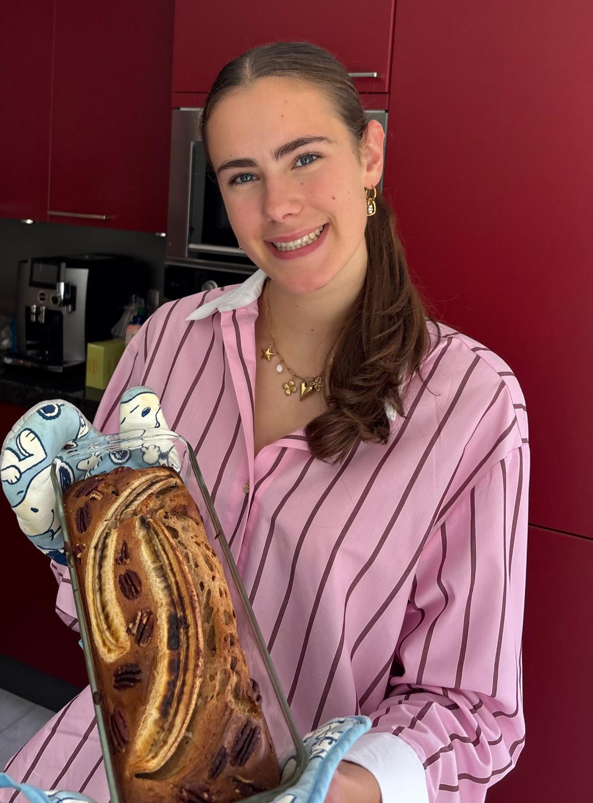 Jennifer, oprichtster van Better Bites, met een versgebakken bananenbrood